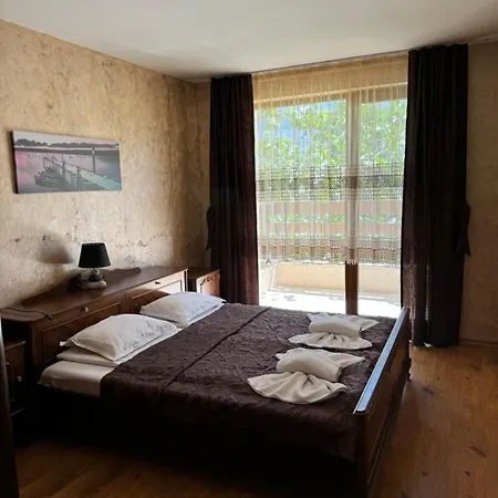 Robinson Elenite First Line Apartamento